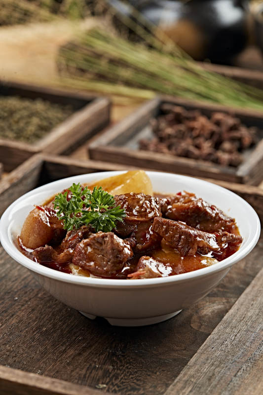 港式茶餐牛腩炖萝卜图片