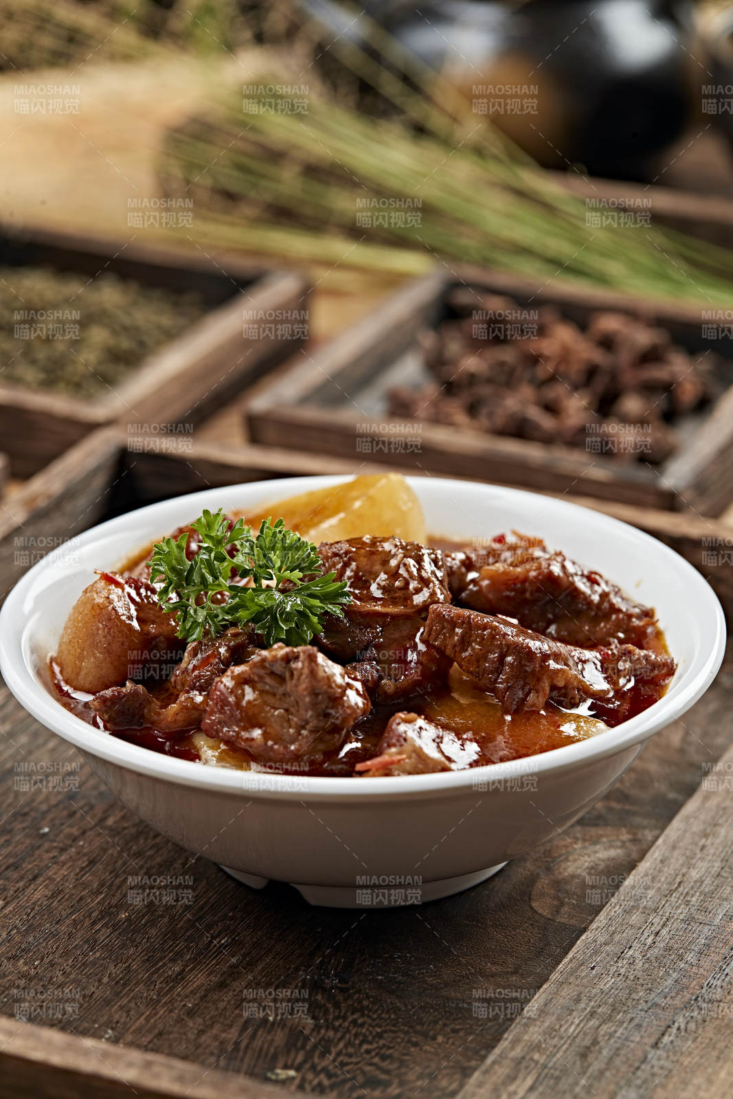 港式茶餐牛腩炖萝卜图片