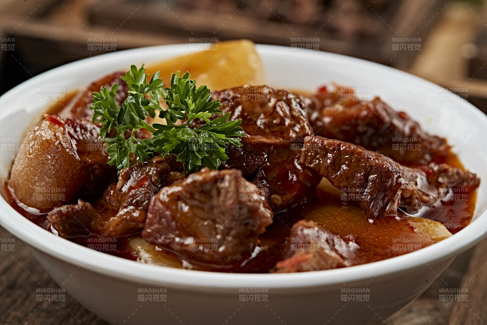 港式茶餐牛腩炖萝卜图片