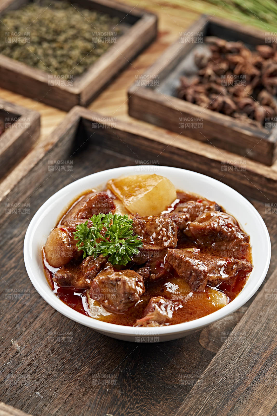 港式茶餐牛腩炖萝卜图片