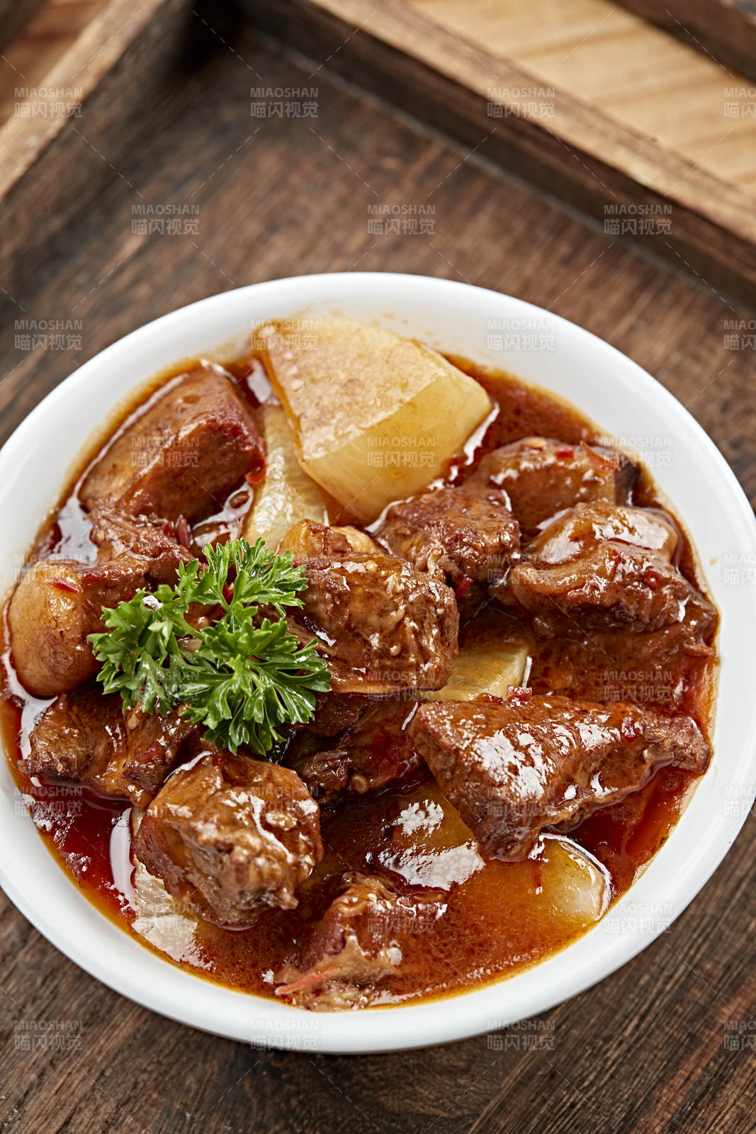 港式茶餐牛腩炖萝卜图片