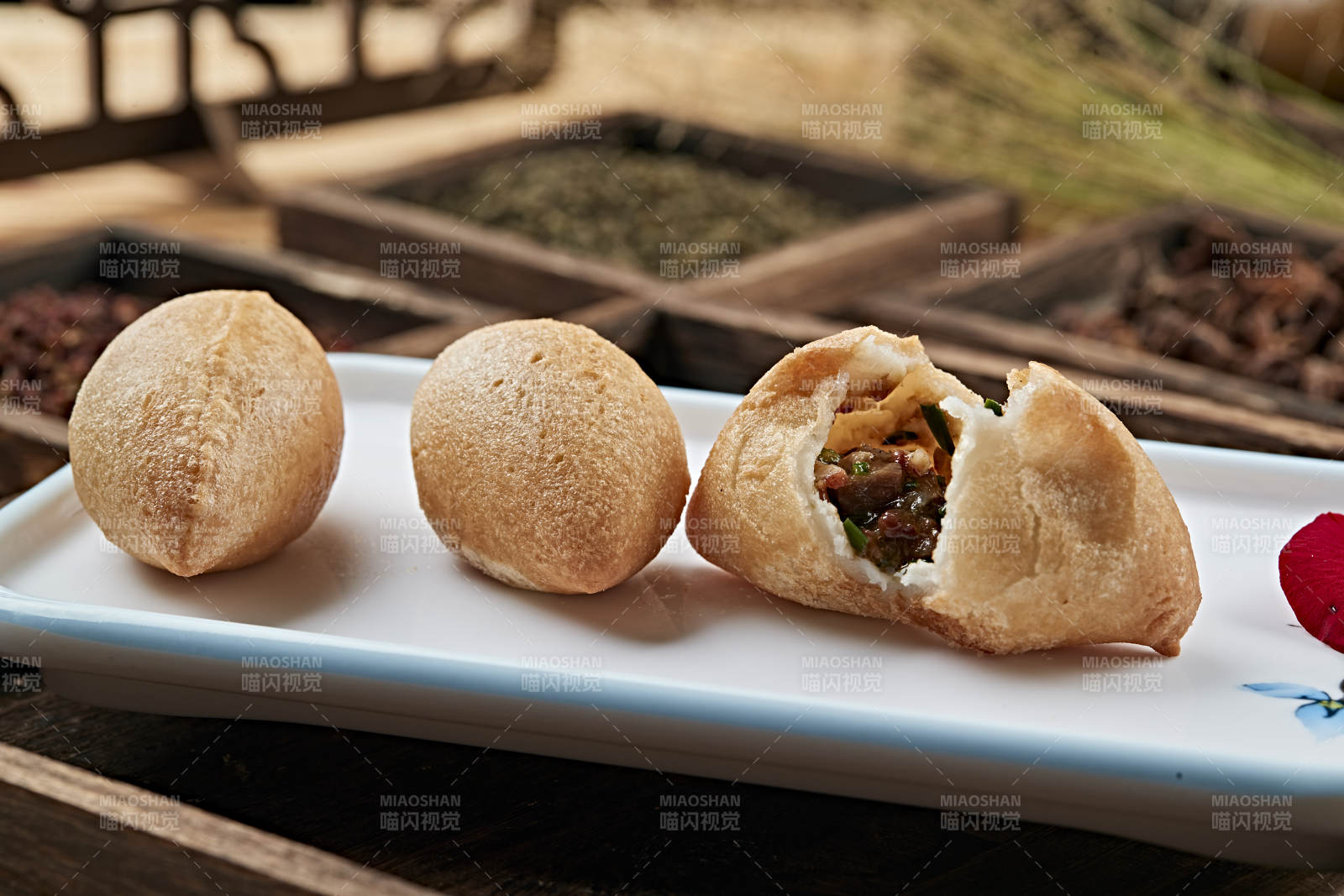 港式茶餐油炸酥皮酱肉包图片