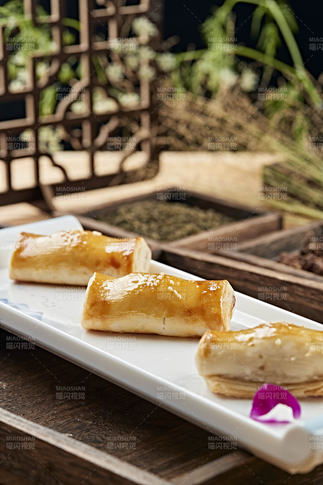 港式茶餐烘焙酥皮牛肉卷图片