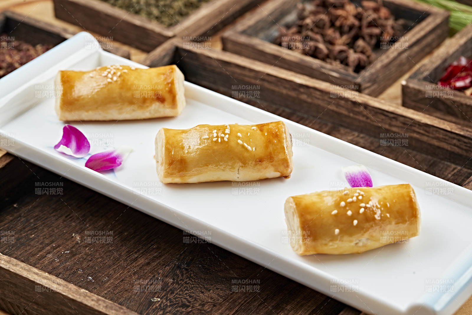 港式茶餐烘焙酥皮牛肉卷图片