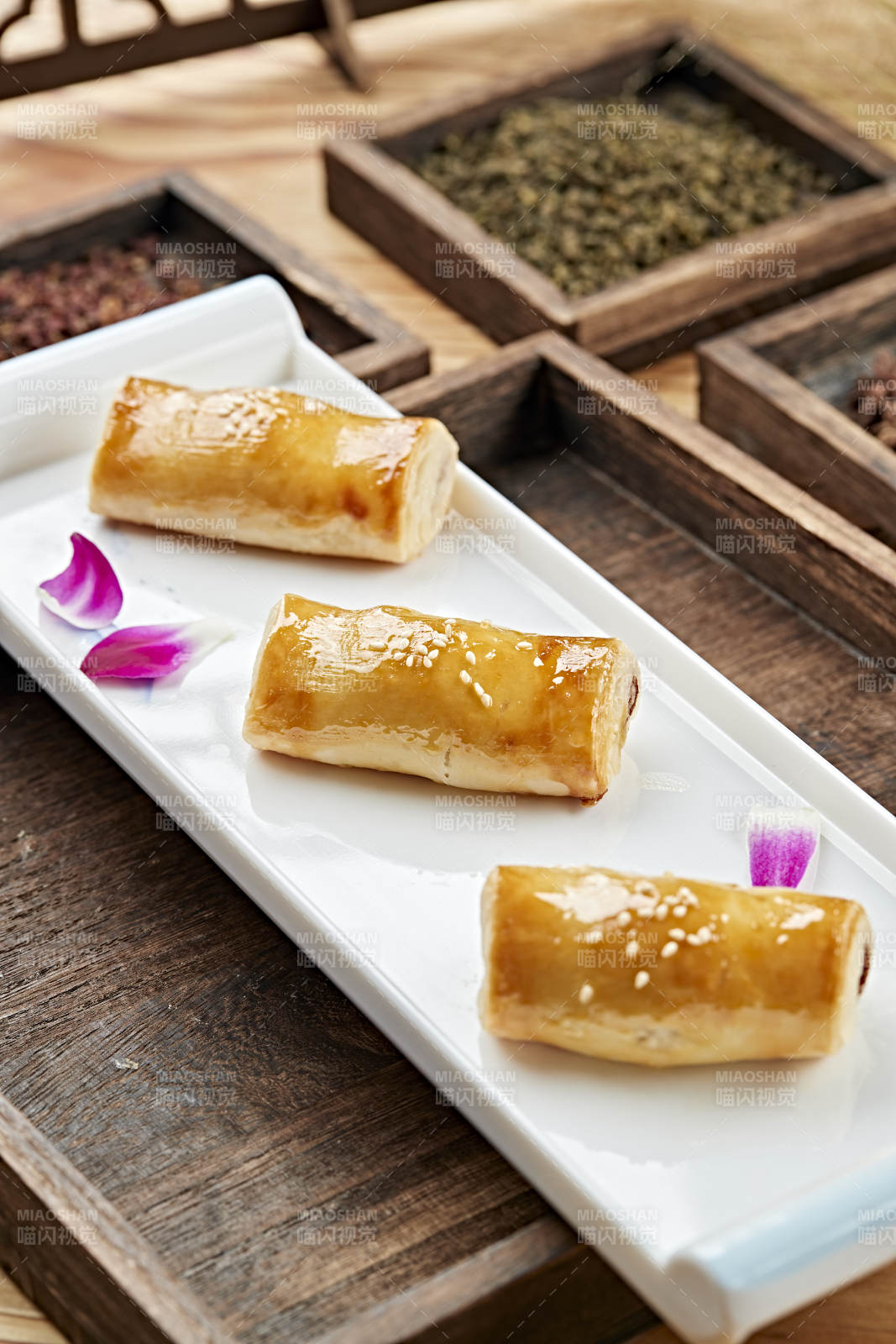 港式茶餐烘焙酥皮牛肉卷图片