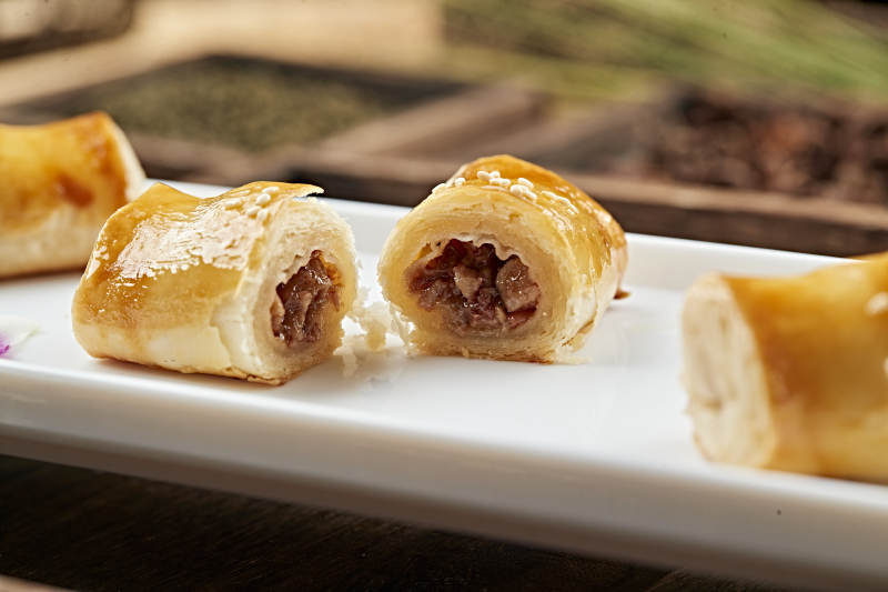 港式茶餐烘焙酥皮牛肉卷图片