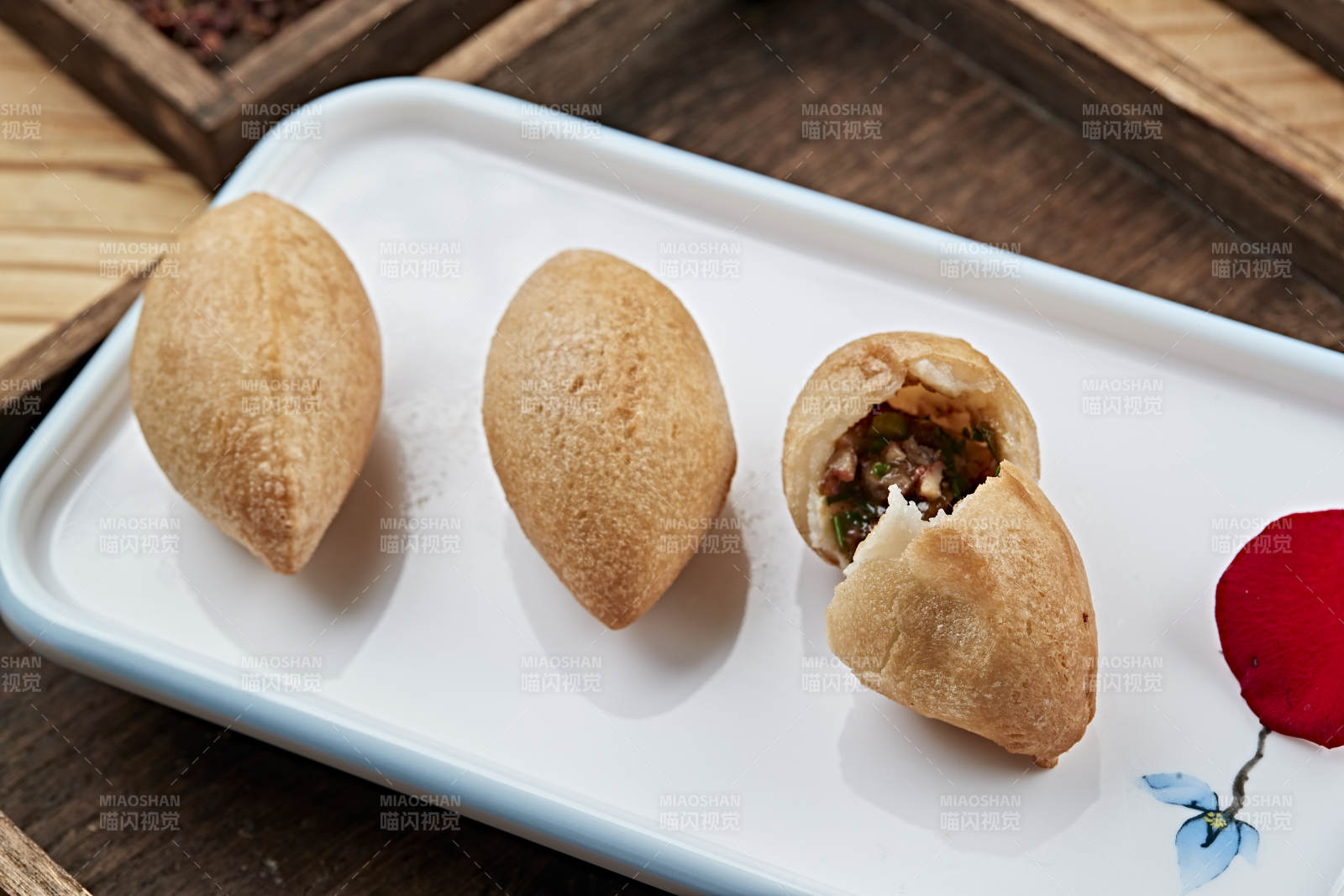 港式茶餐油炸酥皮酱肉包图片