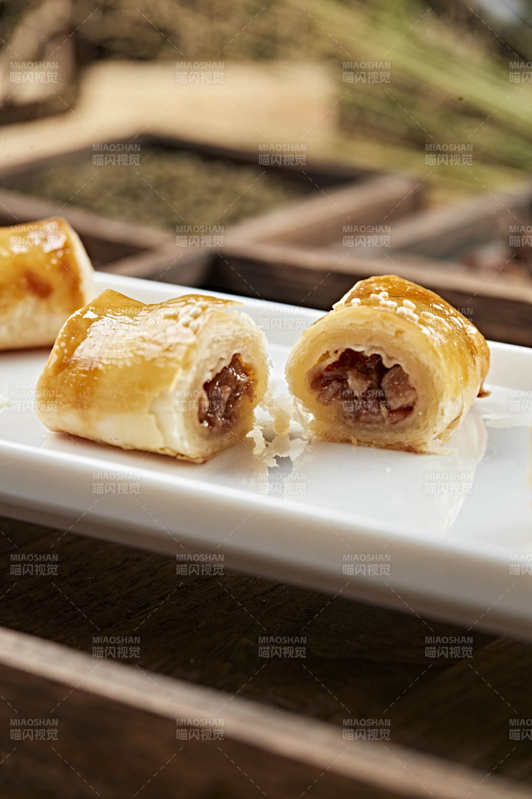 港式茶餐烘焙酥皮牛肉卷图片