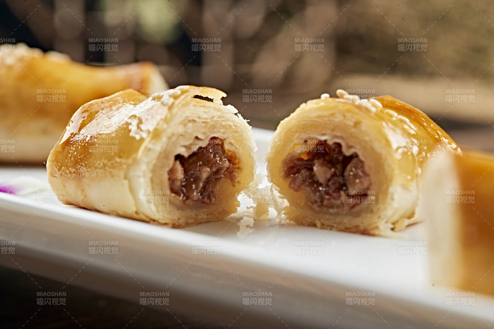 港式茶餐烘焙酥皮牛肉卷图片