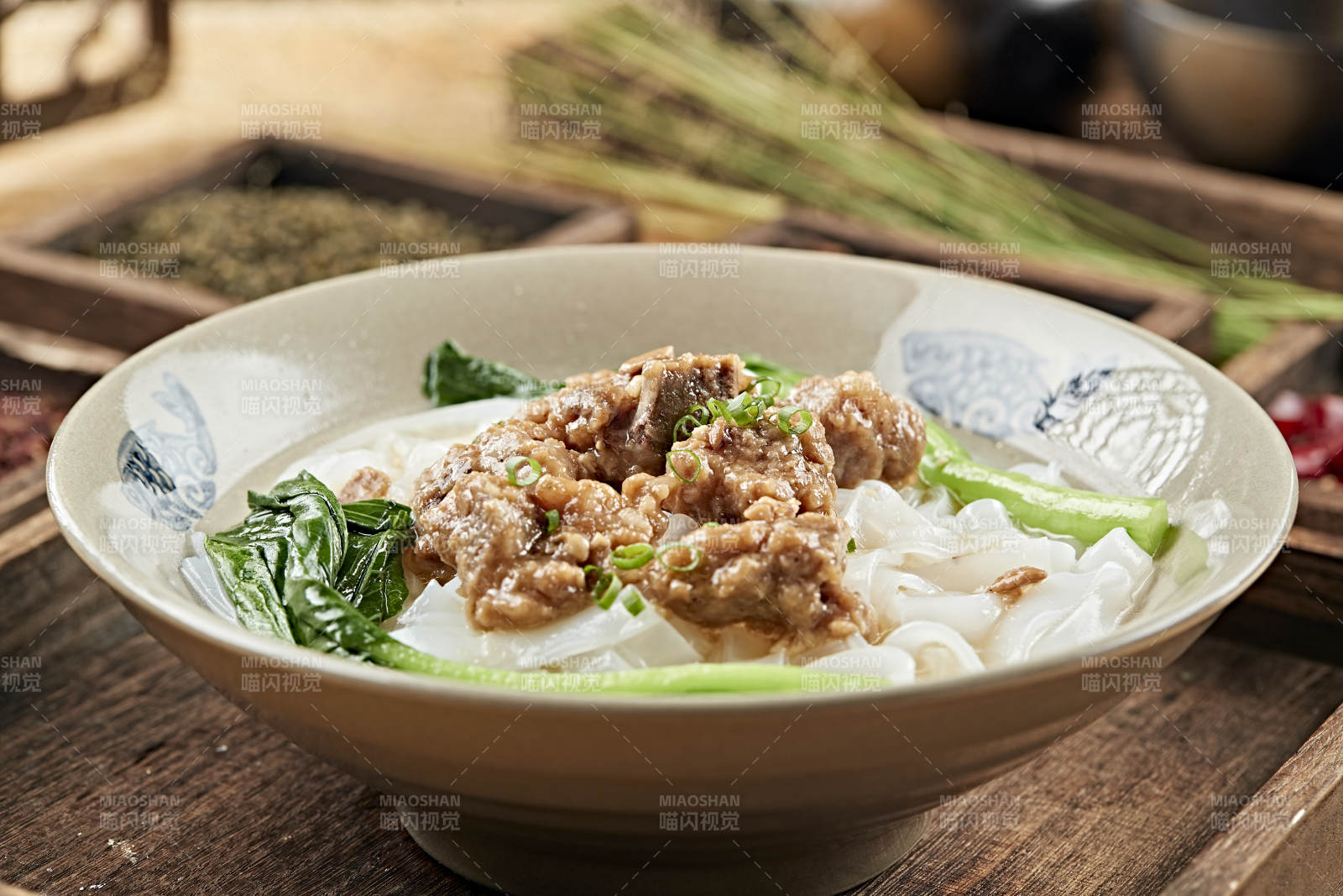 港式茶餐排骨煮河粉图片