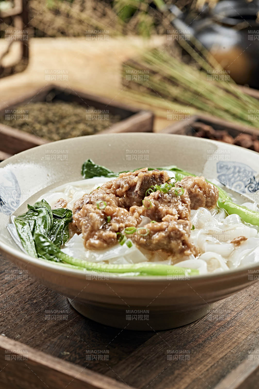 港式茶餐排骨煮河粉图片