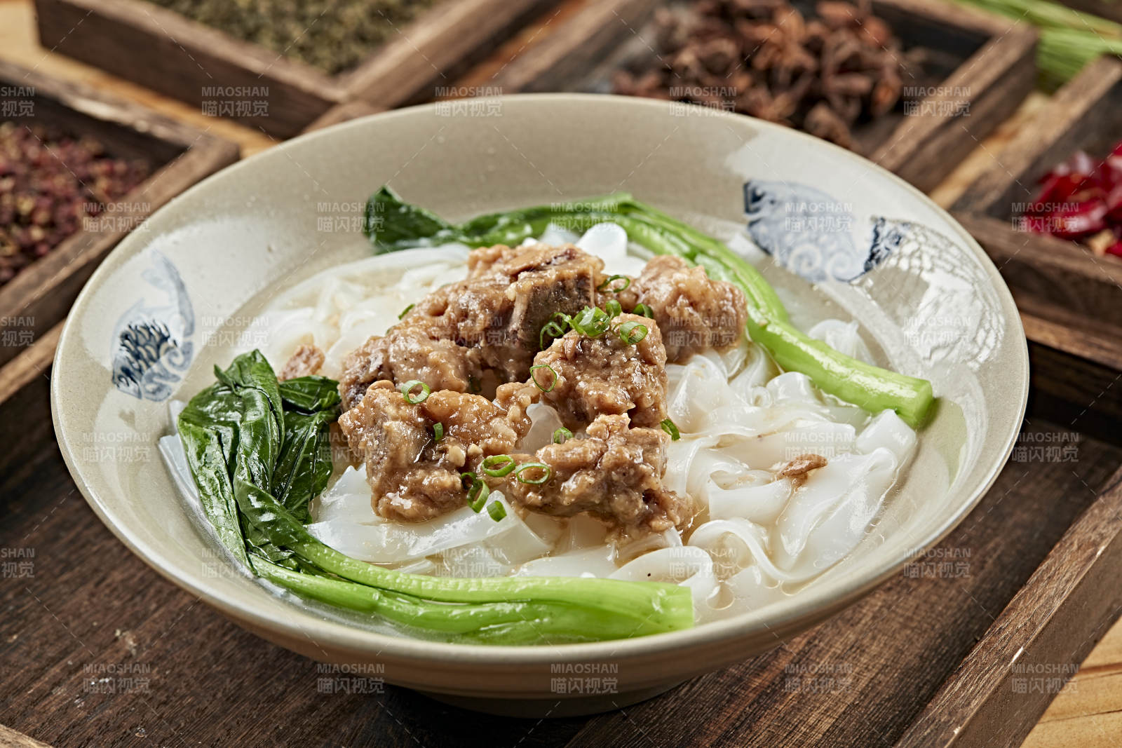 港式茶餐排骨煮河粉图片