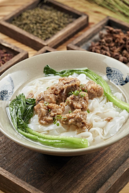 港式茶餐排骨煮河粉图片