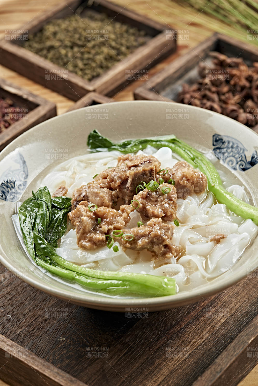港式茶餐排骨煮河粉图片