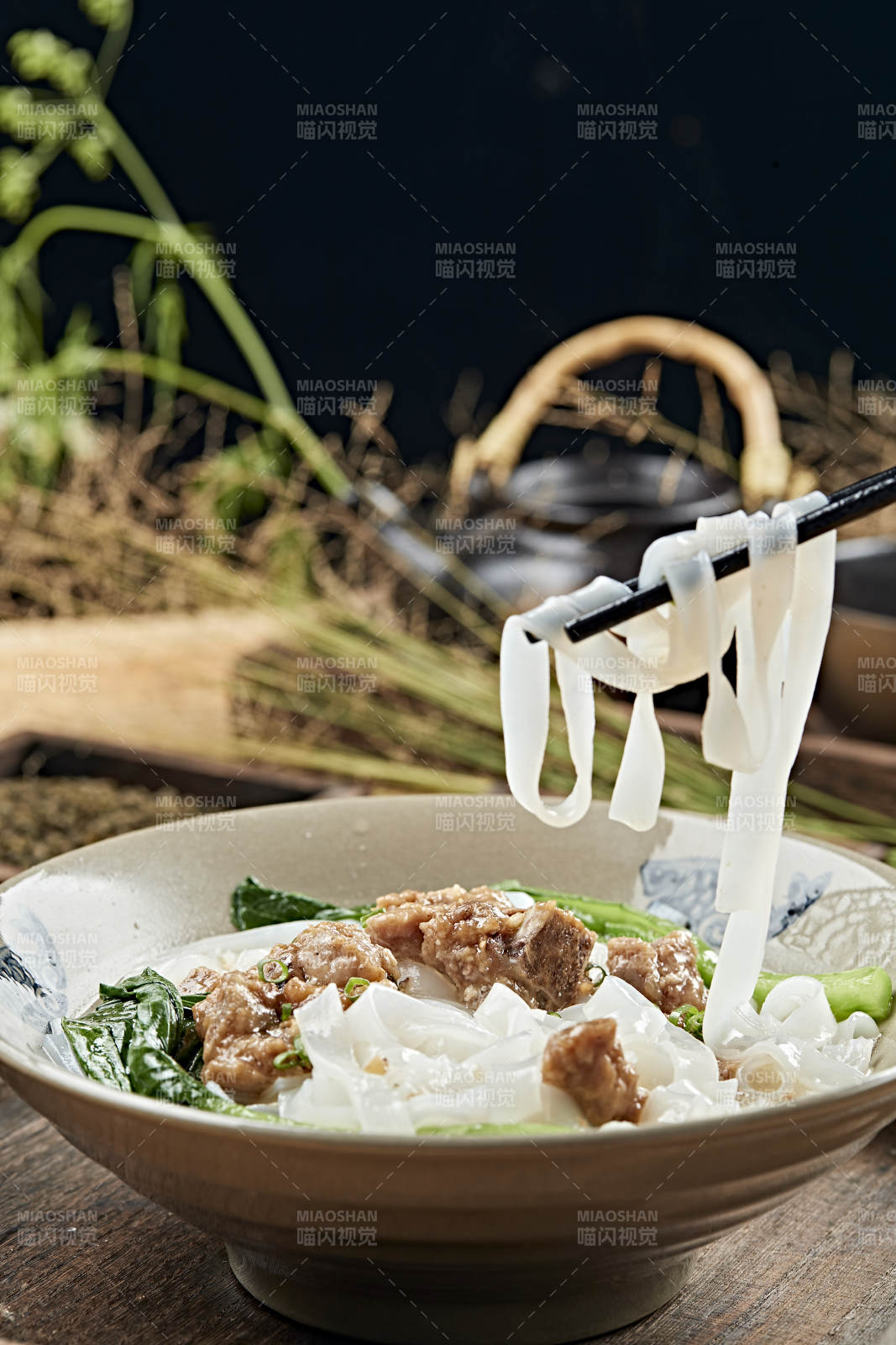 港式茶餐排骨煮河粉图片