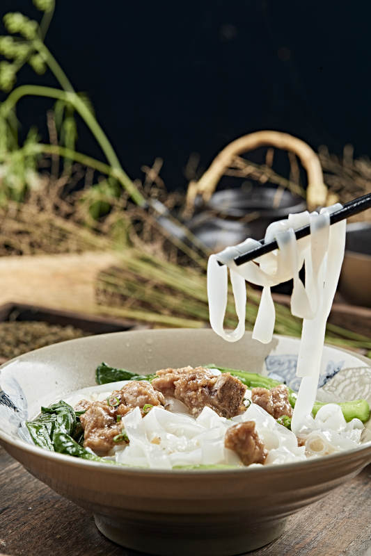 港式茶餐排骨煮河粉图片