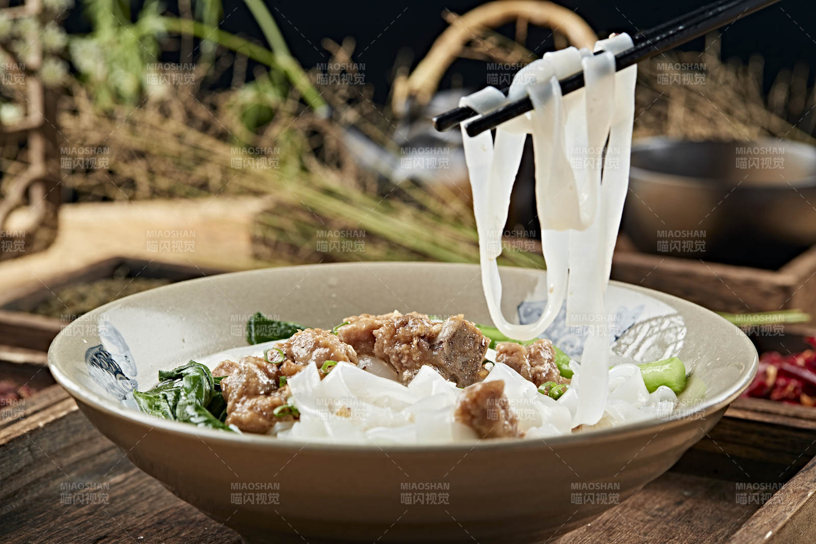 港式茶餐排骨煮河粉图片