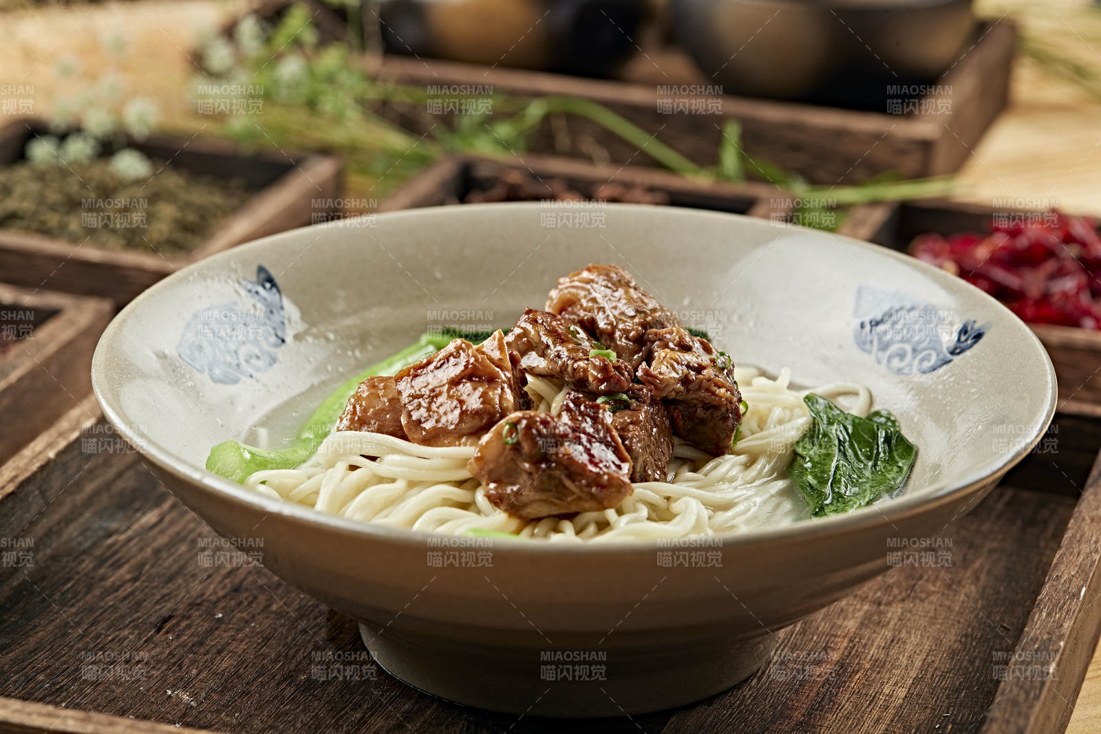 港式茶餐红烧牛腩面图片