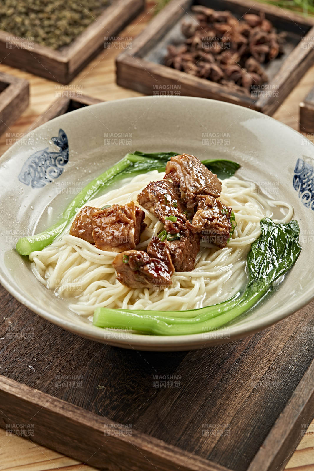 港式茶餐红烧牛腩面图片