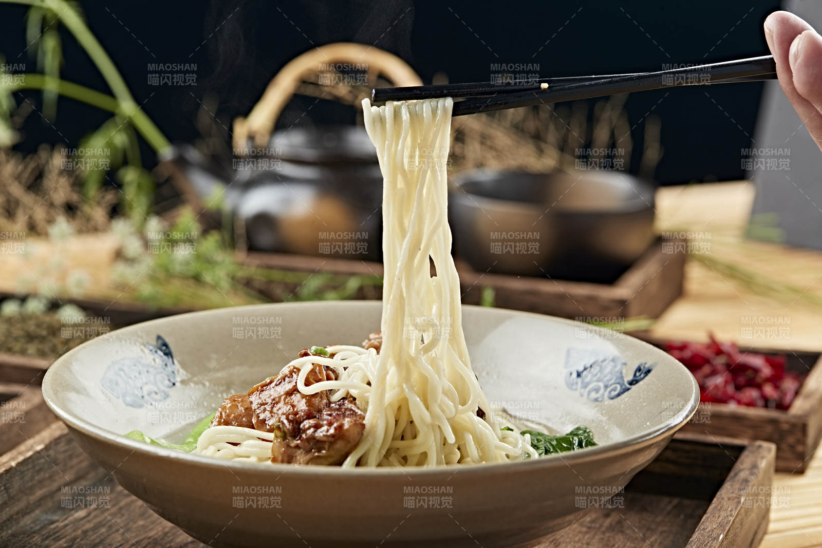 港式茶餐红烧牛腩面图片