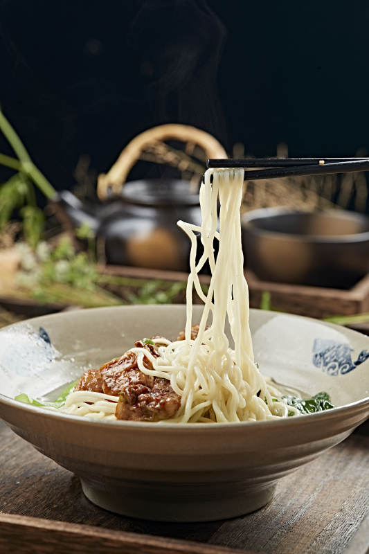 港式茶餐红烧牛腩面图片