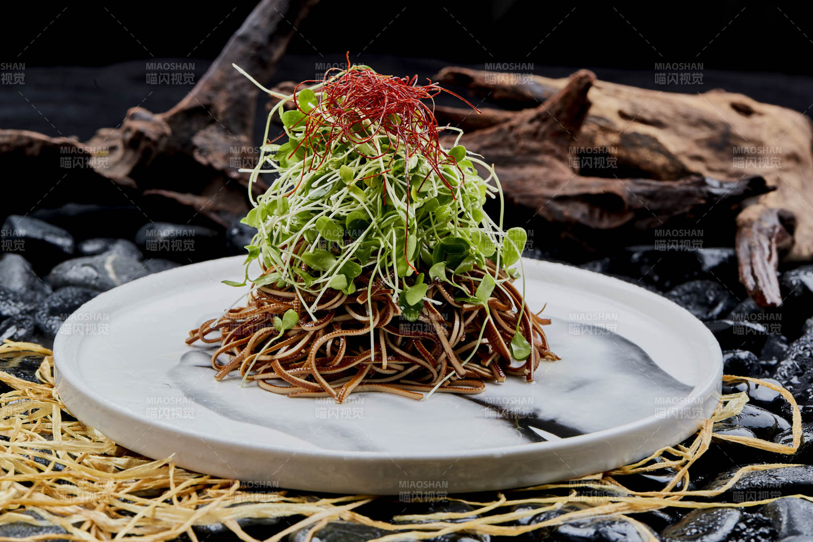 香椿苗凉拌烟熏豆腐丝图片