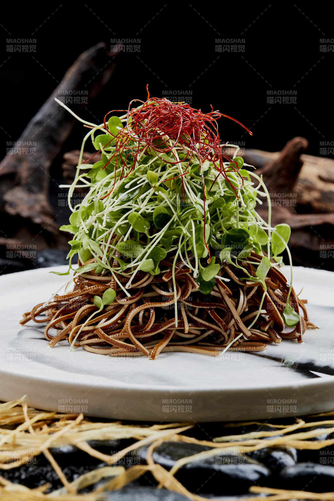 香椿苗凉拌烟熏豆腐丝图片