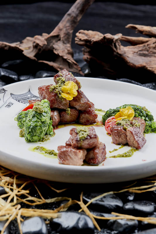 青芥酱菠菜配红烧安格斯牛肋块图片