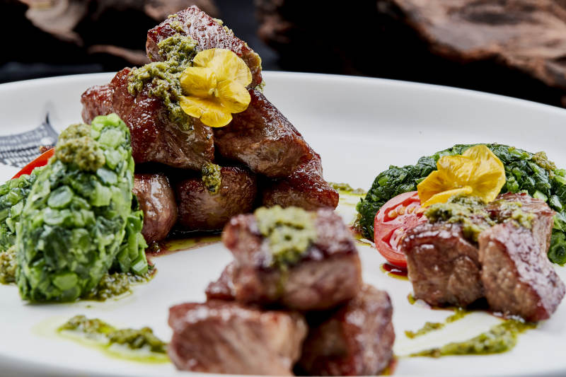 青芥酱菠菜配红烧安格斯牛肋块图片