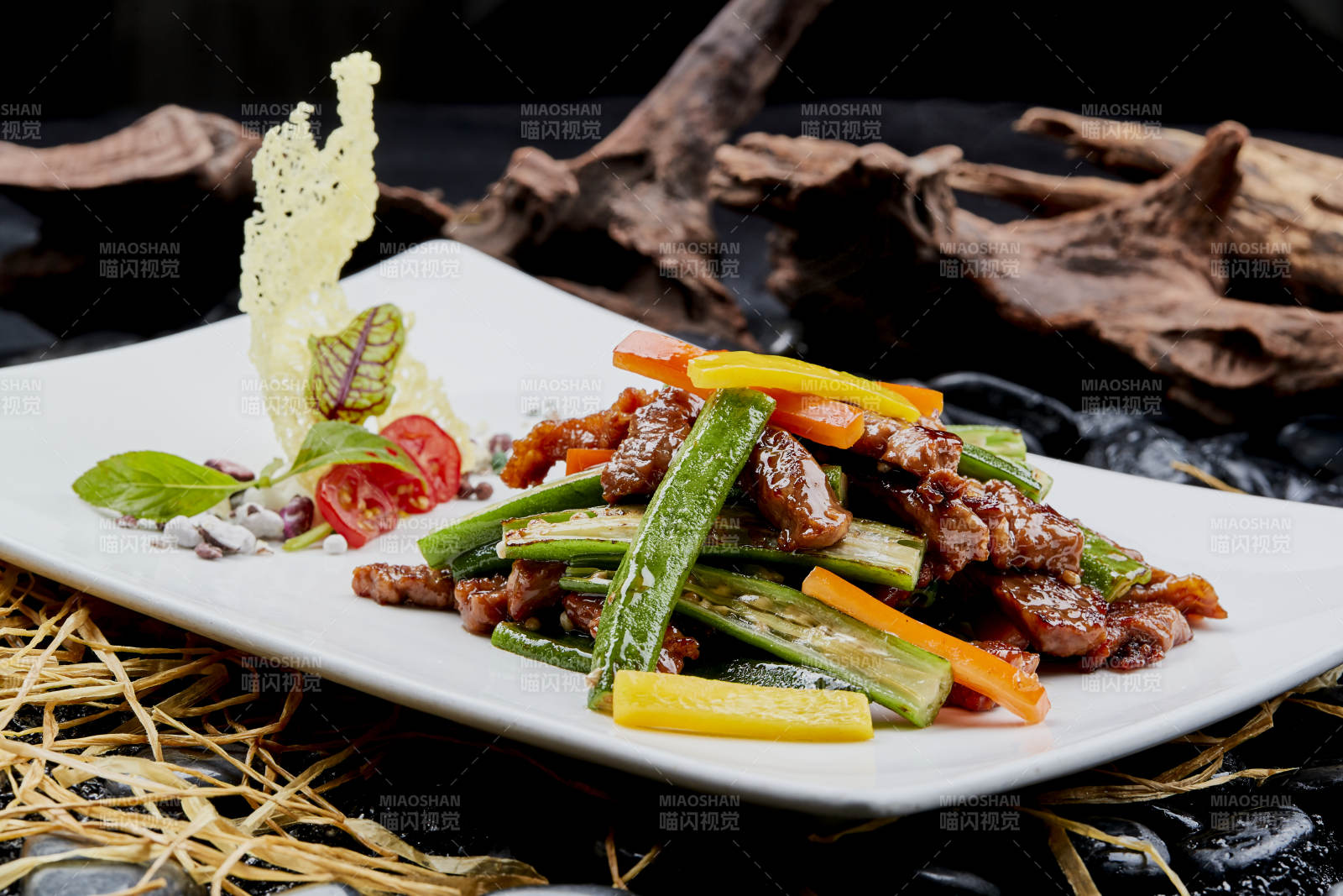 黑胡椒彩椒鲜秋葵酱爆牛柳图片