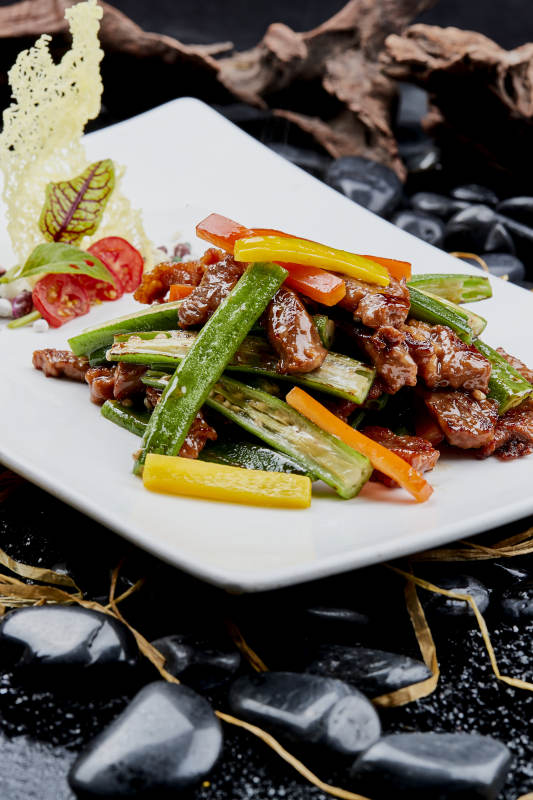 黑胡椒彩椒鲜秋葵酱爆牛柳图片