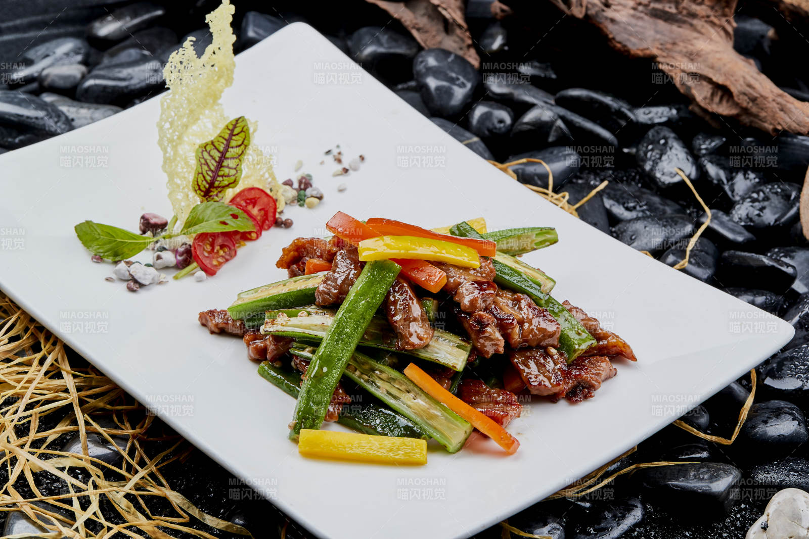 黑胡椒彩椒鲜秋葵酱爆牛柳图片