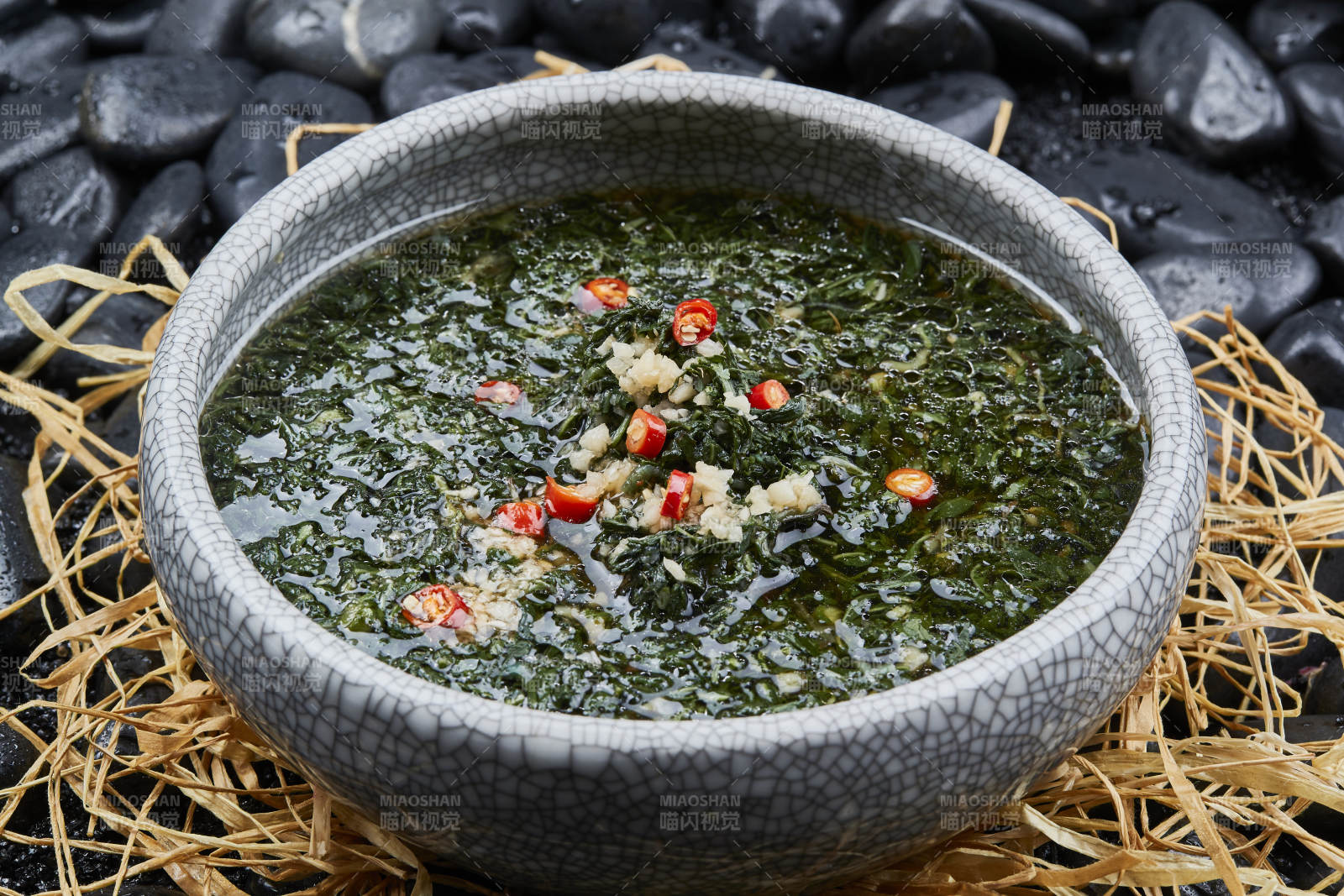 石锅蒜蓉米椒野菜汤图片