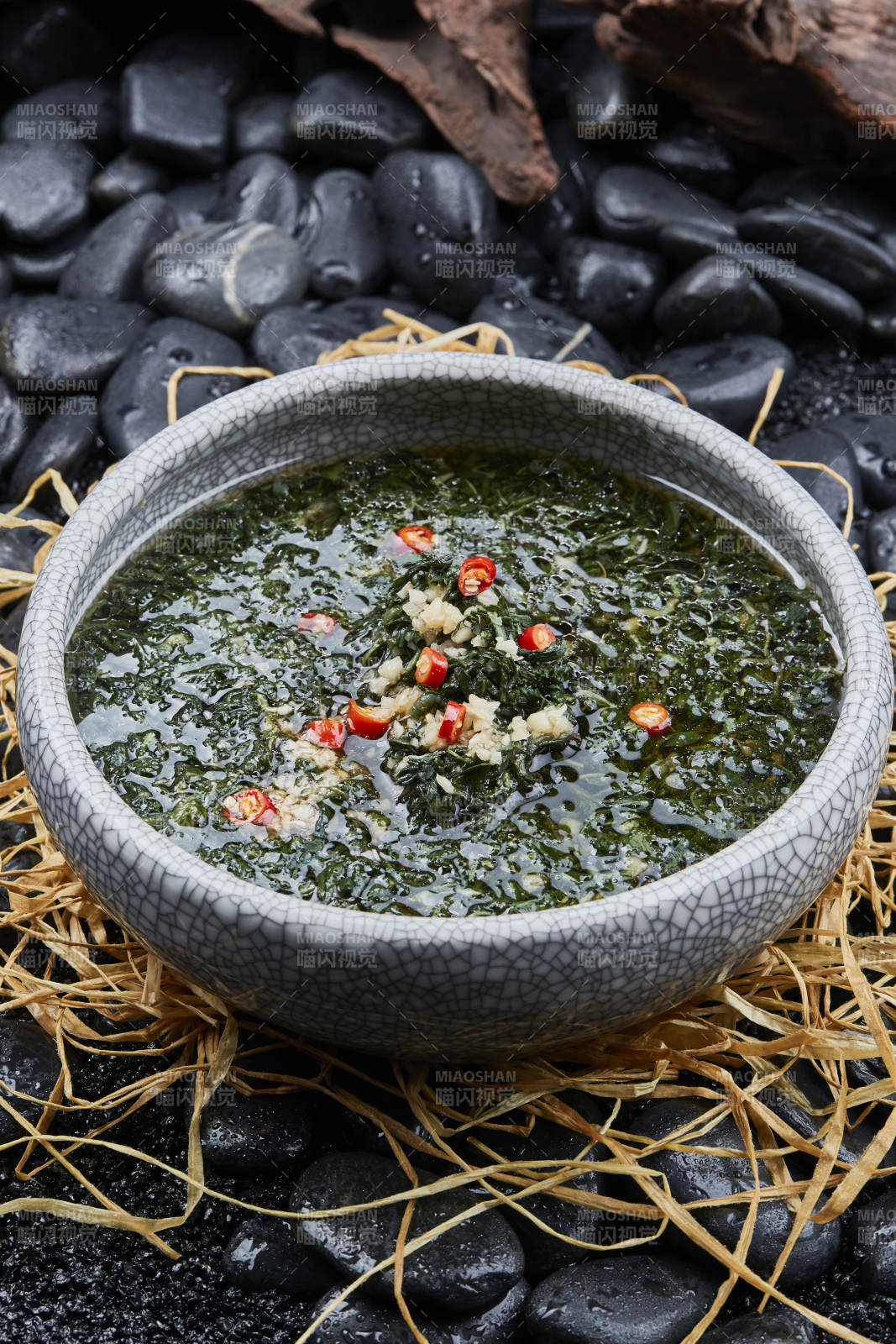 石锅蒜蓉米椒野菜汤图片