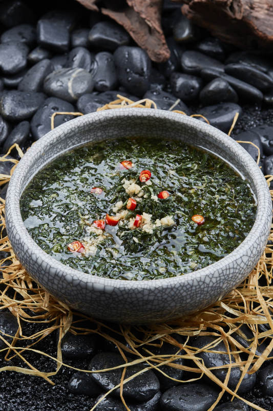 石锅蒜蓉米椒野菜汤图片