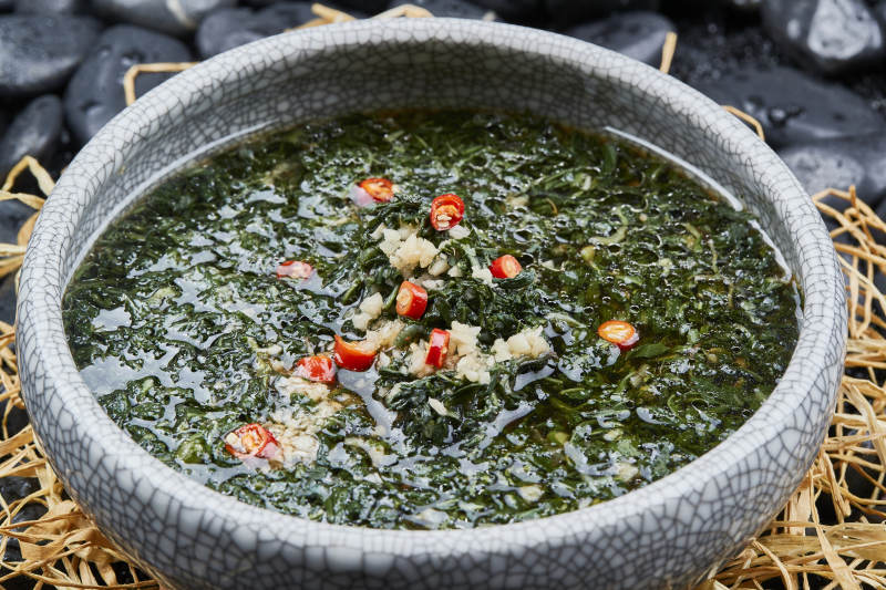 石锅蒜蓉米椒野菜汤图片