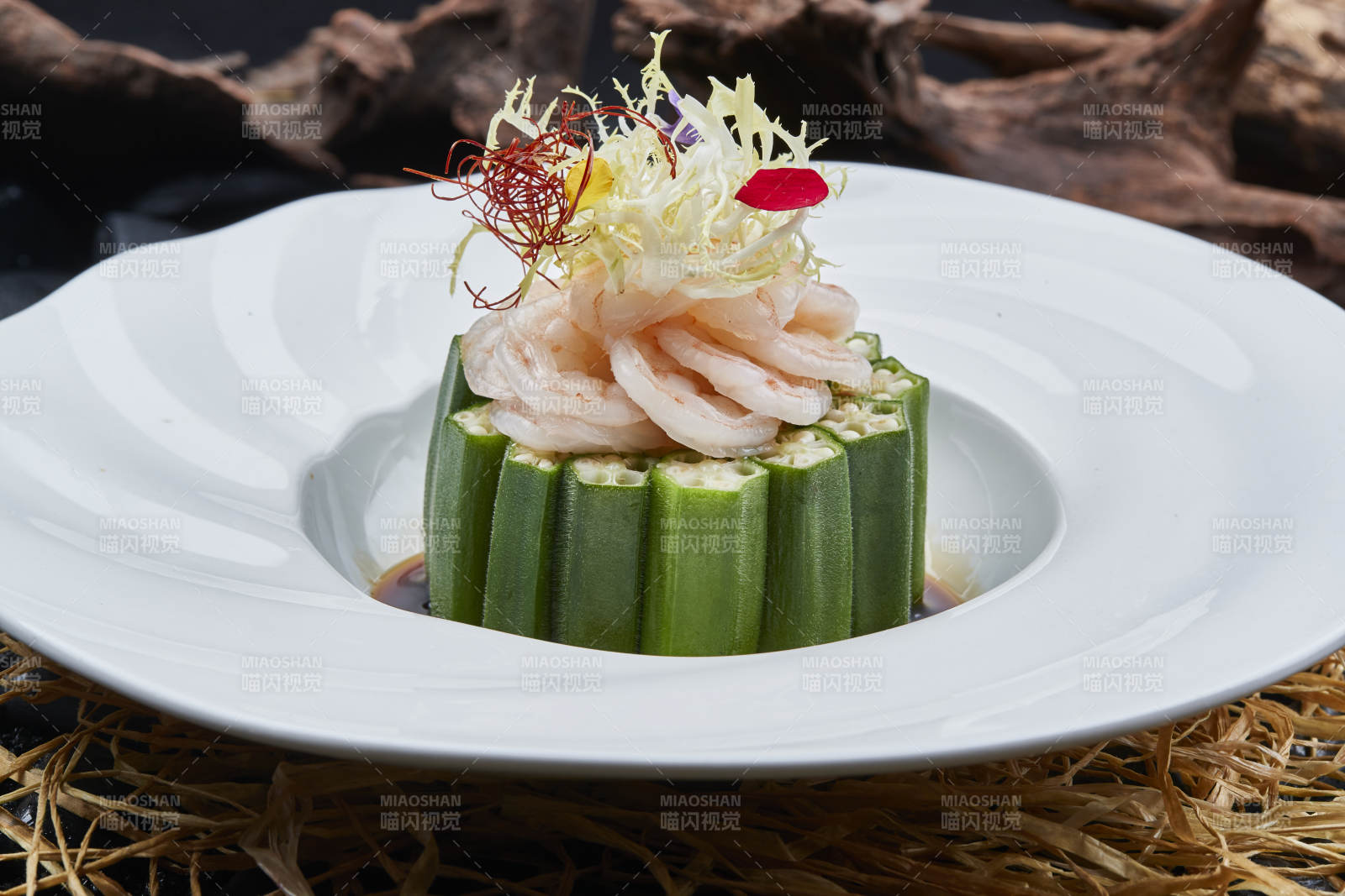 浇汁鲜秋葵配水晶大虾仁图片