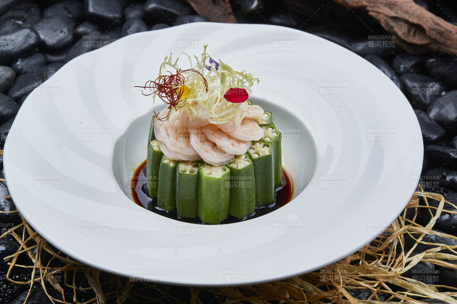 浇汁鲜秋葵配水晶大虾仁图片