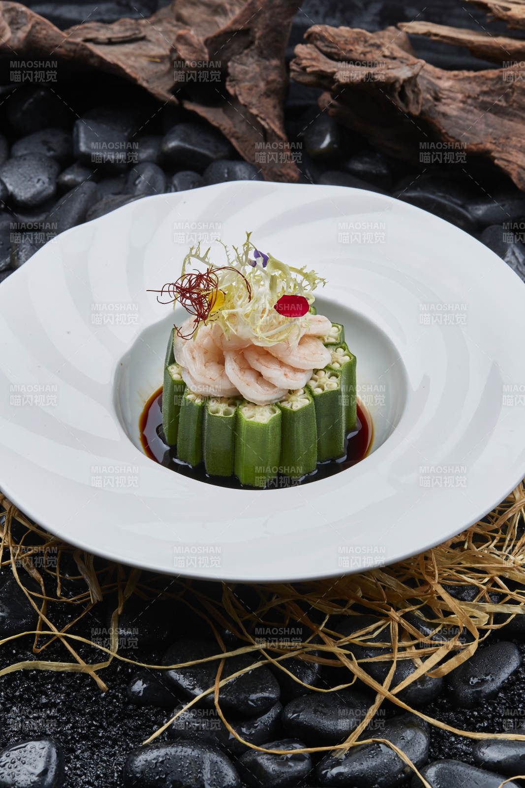 浇汁鲜秋葵配水晶大虾仁图片