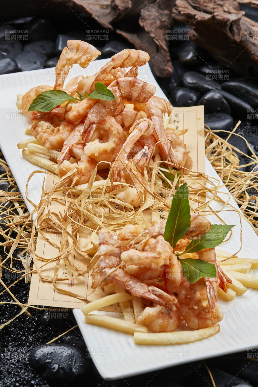 油炸薯条配去头干炸大对虾图片