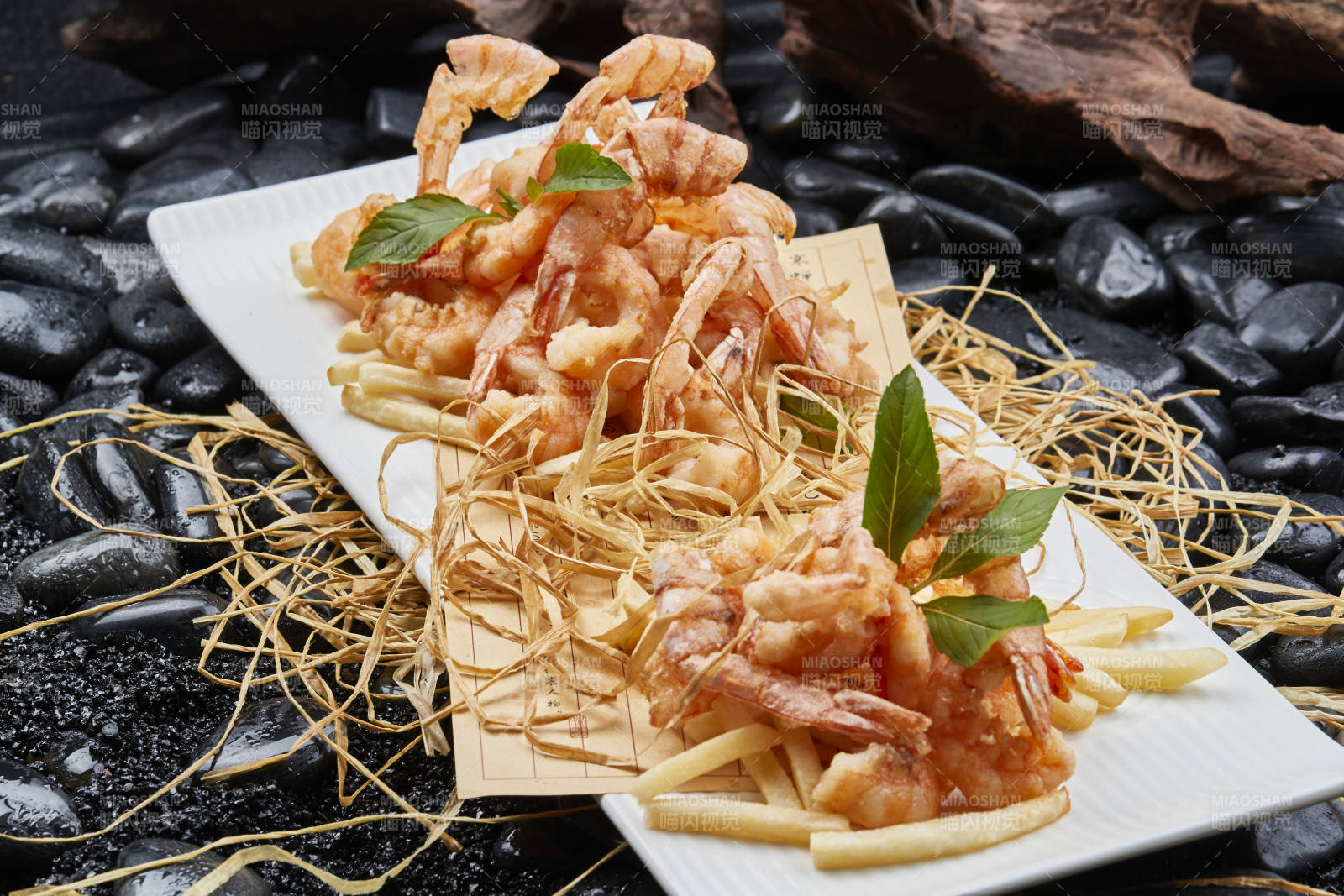 油炸薯条配去头干炸大对虾图片