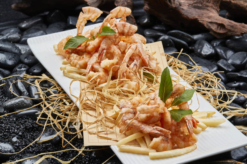 油炸薯条配去头干炸大对虾图片