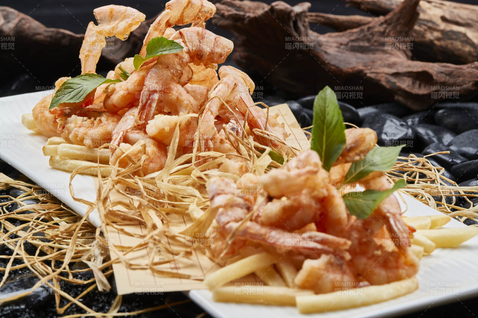 油炸薯条配去头干炸大对虾图片