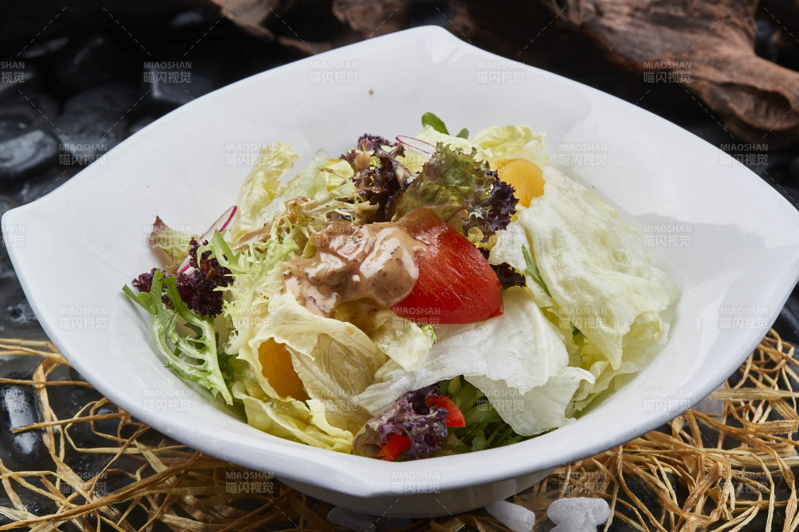 浇汁麻酱时蔬大拌菜图片