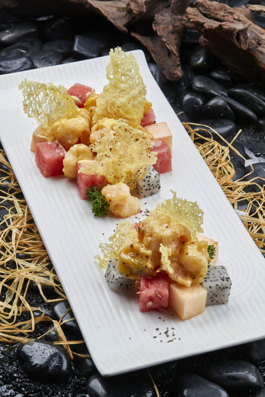 果味软炸大虾球配鲜果粒图片