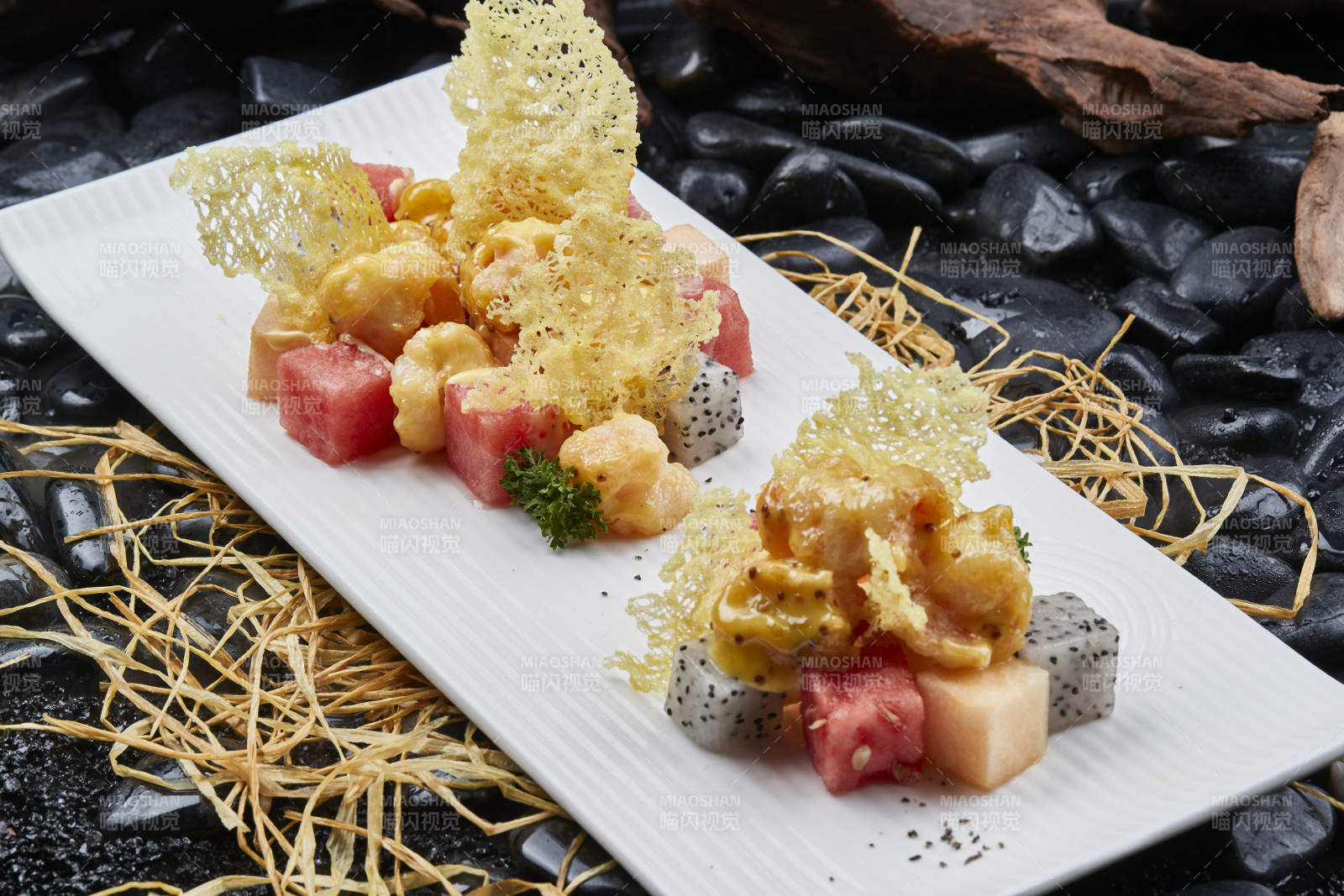 果味软炸大虾球配鲜果粒图片