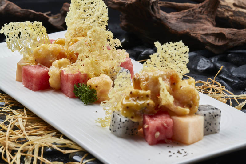 果味软炸大虾球配鲜果粒图片