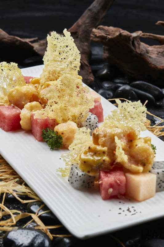 果味软炸大虾球配鲜果粒图片