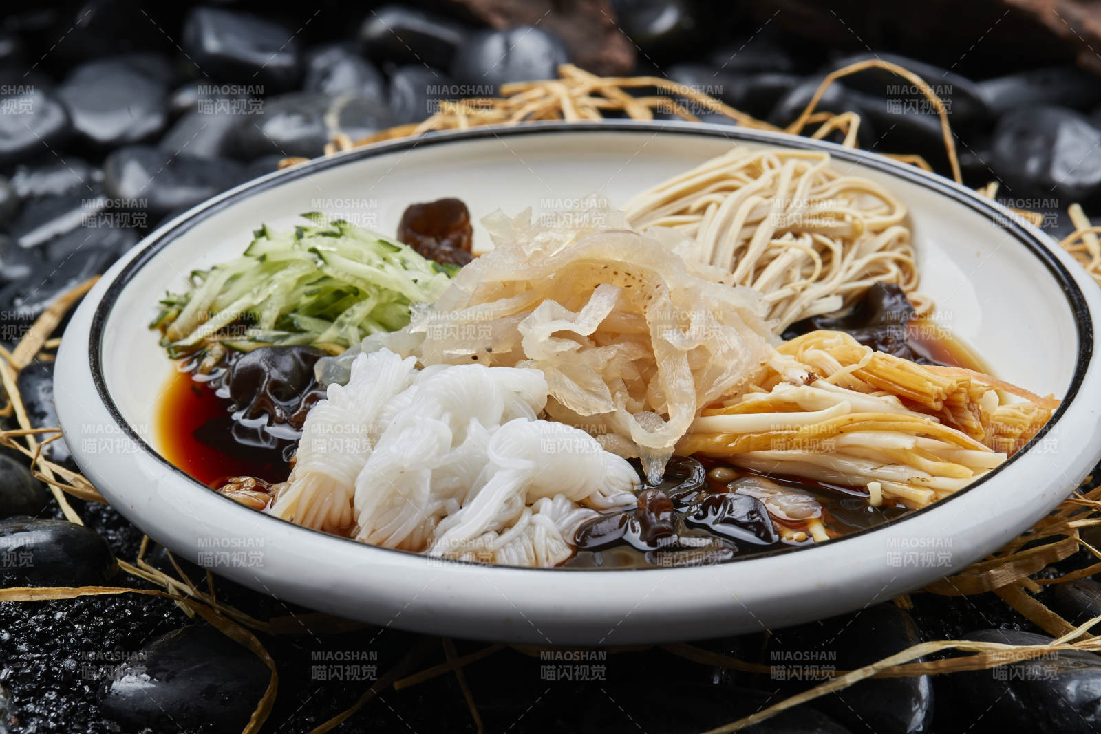 黄瓜丝豆腐皮魔芋丝金针菇木耳捞汁拌海蜇皮图片