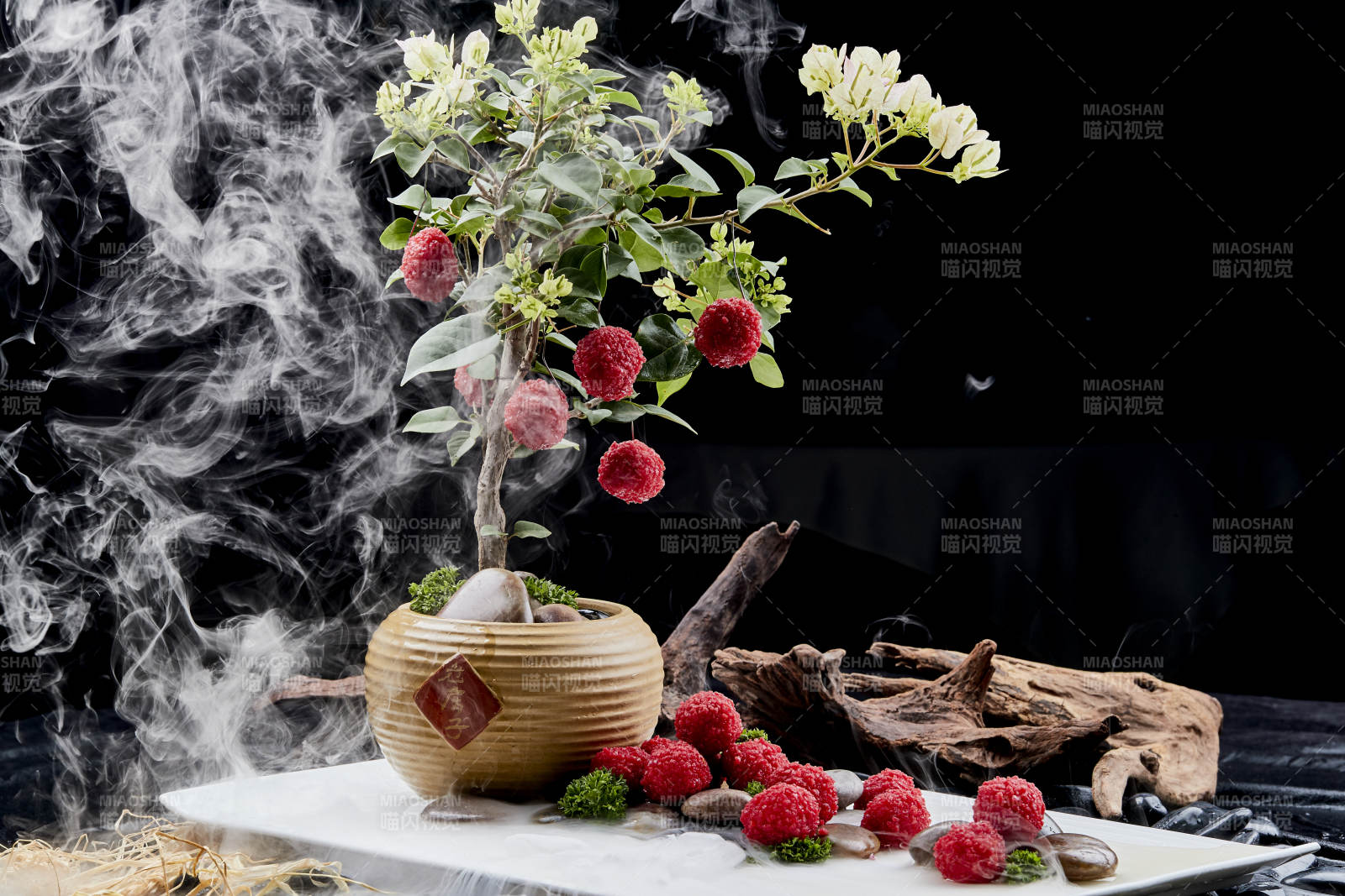 杨梅树下杨梅果炸虾球图片